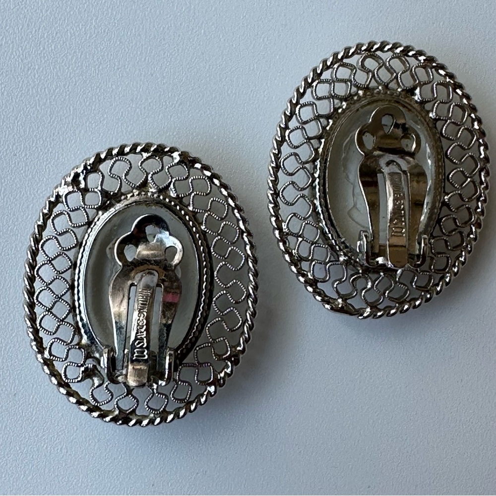VTG Whiting & Davis Silver Filigree/Lucite Intaglio Etched Cameo Clip Earrings - Picture 4 of 6